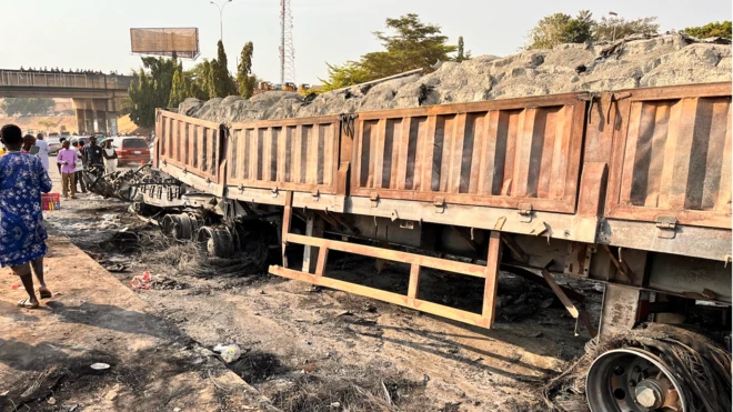 Di trailer, fully loaded with cement lose control and hit several vehicles wey bin dey caught up in traffic before going up in flames
