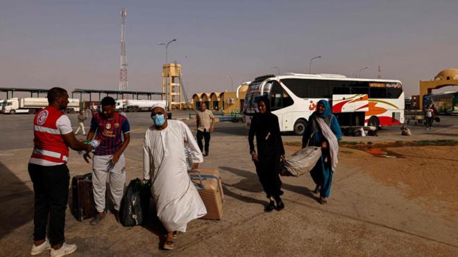 سودانيون في معبر أرقين البري الحدودي مع مصر