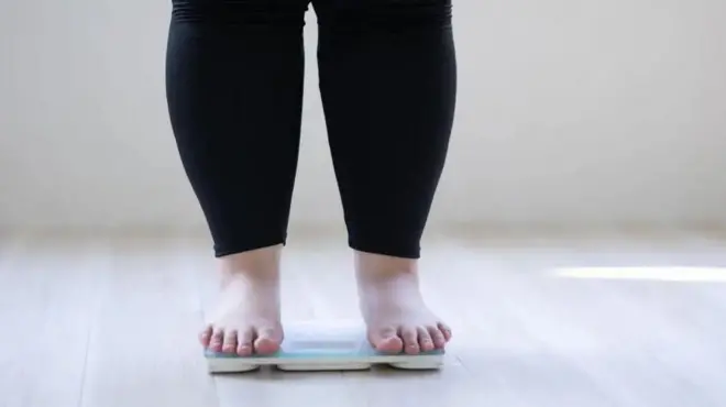 Devojka koja meri težinu