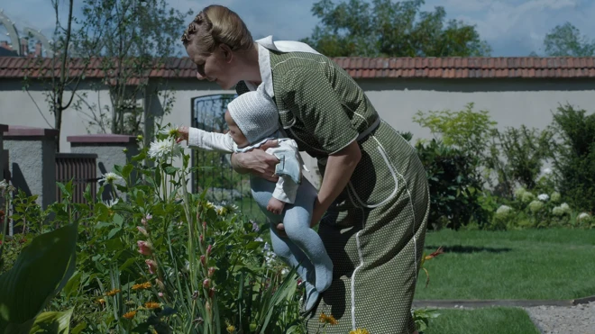 صحنه‌ای از فیلم، نوزادی در آغوش مادرش