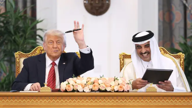جانب من حضور الرئيس الأمريكي دونالد ترامب مع أمير قطر الشيخ تميم بن حمد آل ثاني توقيع اتفاقيات بين البلدين