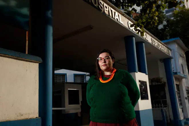 Alessandra Almeida em frente ao hospital Central Sorocabana, na Lapa, zona oeste de São Paulo, em 3 de junho de 2025