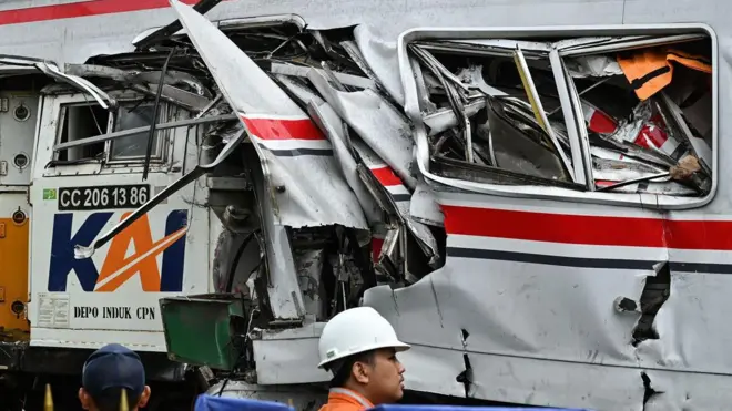 kondisi gerbong KRL Commuterline dan KA Argo Bromo Anggrek pascakecelakaan di Stasiun Bekasi Timur, Bekasi, Jawa Barat, Selasa (28/04).