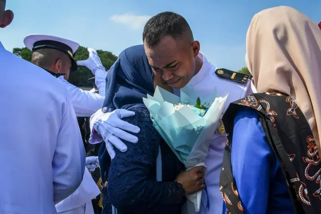 Perwira remaja memeluk orang tuanya usai upacara Prasetya Perwira TNI/Polri tahun 2025 di halaman Istana Merdeka, Jakarta, Rabu (23/07). Copyright: 