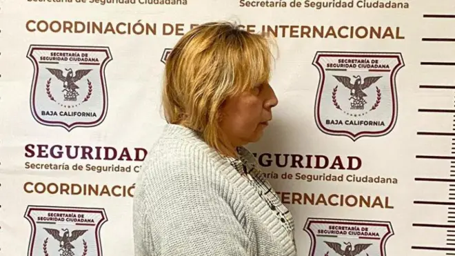 Ofelia Hernández Salas en una fotografía policial, con las manos esposadas y un suéter gris, tras su detención en Mexicali, Baja California, México, en marzo de 2023.
