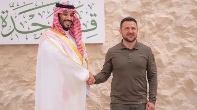 صورة أرشيفية لمحمد بن سلمان وفولوديمير زيلينسكي