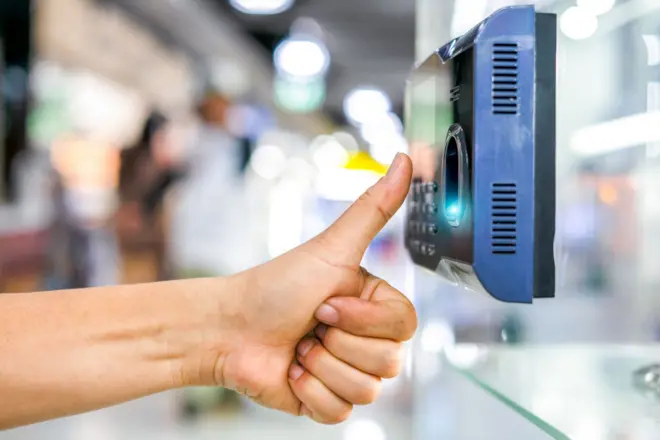 ඇඟිලි සලකුණු යන්ත්‍රයකට මහපටැඟිල්ල තැබීමට උත්සහ කරන්නෙකුගේ අතක්