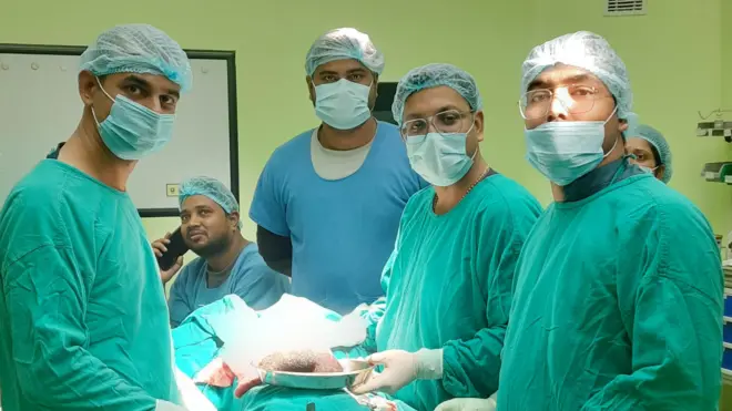 बिहार में ऑपरेशन करते हुए डॉक्टर 