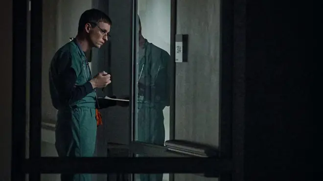 ادی ردمین در صحنه‌ای از فیلم پرستار خوب