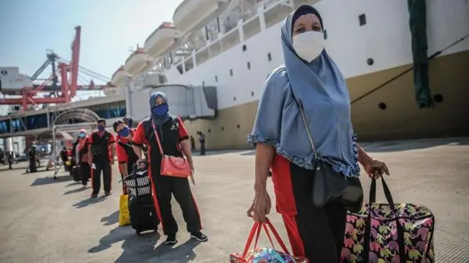 Pekerja migran Indonesia pulang dari Malaysia dan tiba di Pelabuhan Tanjung Priok, Jakarta pada tahun 2020. 
