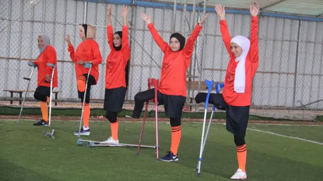 لاعبات في فريق كرة قدم نسائي للمبتورين في قطاع غزة أثناء التمرين