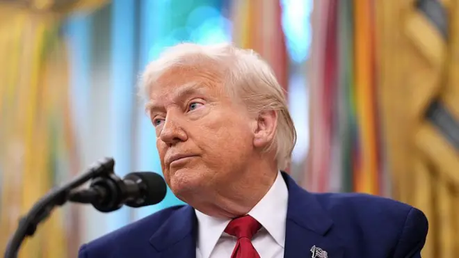 Donald Trump yafotowe ari mu biro bye ubwo yari yasuwe na Minisitiri w'intebe w'Ubwongereza Sir Keir Starmer