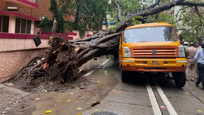 पालिकेच्या प्रसिद्धीपत्रकानुसार, बस मध्ये अडकलेल्या विद्यार्थ्यांपैकी 4 विद्यार्थी किरकोळ जखमी झाले होते.