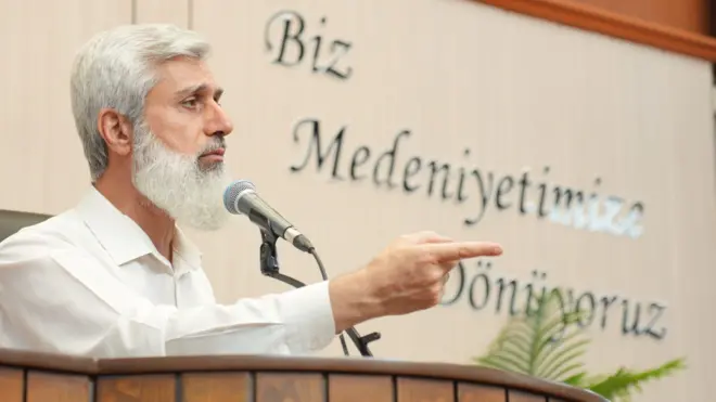 Kuytul kürsüde konşuyor. 