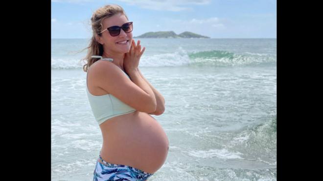 Anastasia Knyazeva grávida na praia