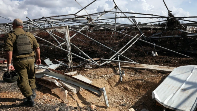دمار في بلدة شتولا جراء القذائف التي أطلقت من لبنان باتجاه إسرائيل.