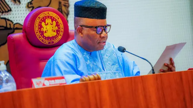 Foto ebe onyeisioche ụlọomeiwu sinetị bụ Godswill Akpabio nọ na-agụpụta ihe e dere n'akwụkwọ.