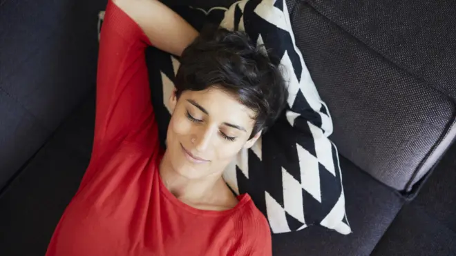 डुलकी घेणारी महिला 