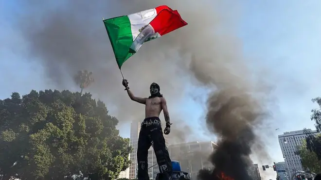 Manifestante con la bandera de México