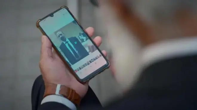 په موبایل کې د زبېر ګمن تصویر لیدل کېږي.