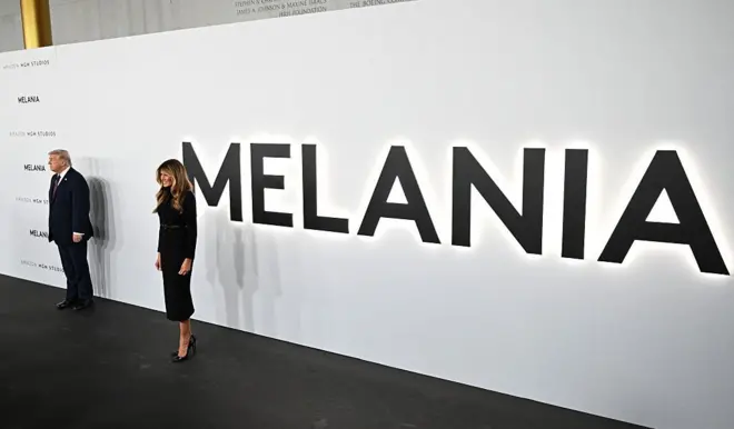 ملانیا همراه دونالد ترامپ روی صحنه و پشت سر آنها بزرگ نوشته شده ملانیا