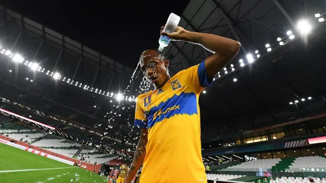泰格雷斯队（Tigres UANL）球员基尼奥内斯（Luis Quinones，昆路尼斯）在多哈卡塔尔教育城体育场举行的世界冠军球会杯（FIFA Club World Cup，世俱杯）半决赛中给自己浇水降温（7/2/2021）
