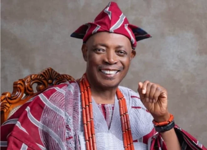 Olubadan ilẹ̀ Ibadan, Oba Ladoja wọ agbádá, kó ìlẹ̀kẹ̀ sọ́rùn, ó ń rẹ́rìn-ín sí ẹ̀rọ ayàwòrán