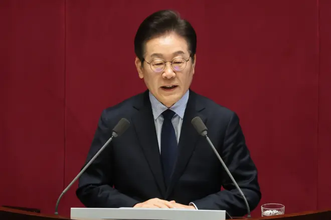 10일 국회 교섭단체대표 연설에 나선 이재명 더불어민주당 대표