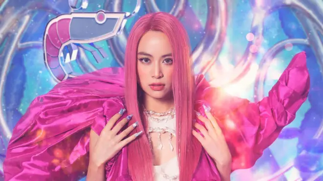 Ca sĩ Hoàng Thùy Linh trong MV See tình
