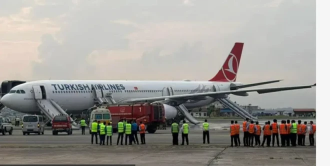 Türk hava yolları uçağının kaydırakları açık, etrafında çok sayıda görevli varç