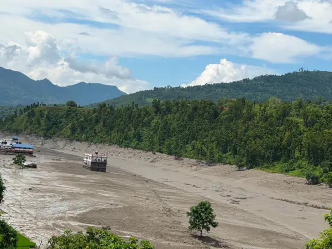 त्रिशूली नदीमा आएको बाढीले तटीय क्षेत्रमा रहेका भवनहरू पनि डुबानमा परेका छन्