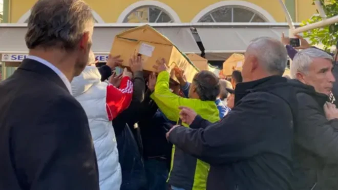 İzmir'deki yangın sonrası bir tabut taşınıyor