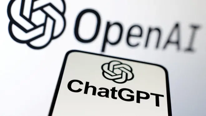 Чорний логотип ChatGPT на білому екрані телефону