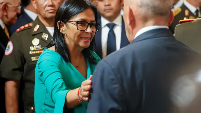 초록색 옷을 입고 안경을 쓴 델시 로드리게스 베네수엘라 부통령