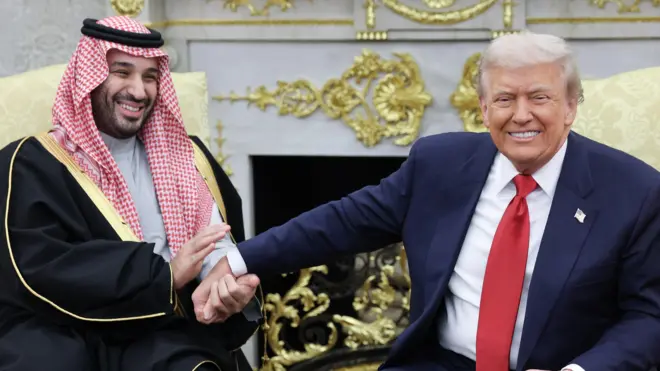 الرئيس الأمريكي دونالد ترامب (يمين) يمسك بيد ولي العهد السعودي الأمير محمد بن سلمان خلال اجتماع البيت الأبيض في 18 نوفمبر/تشرين الثاني 2025