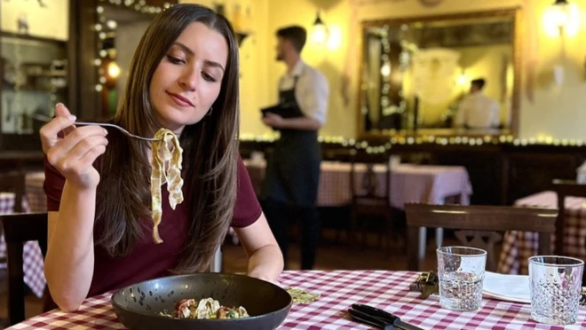 مراسلة بي بي سي صوفيا بيتيزا تتذوق طبق باستا التالياتيلي 