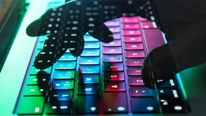 パソコンのキーボードと手のイメージ写真