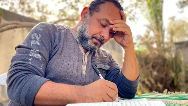 الدكتور محمود عساف كون مكتبته المنزلية على مدار 35 عاما