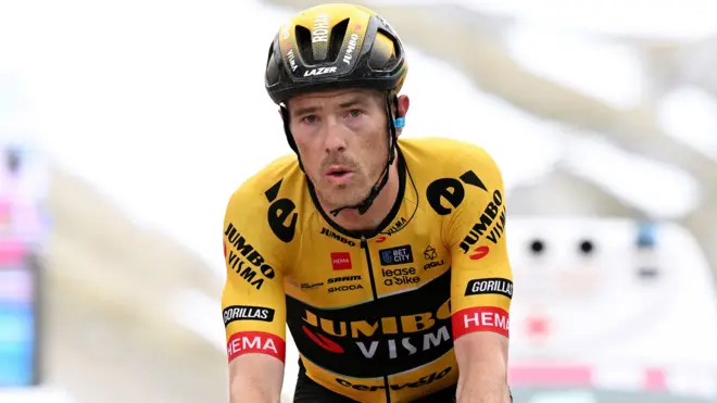 Роан Денніс під час шосейних велоперегонів "Джиро д'Італія" у 2023 році