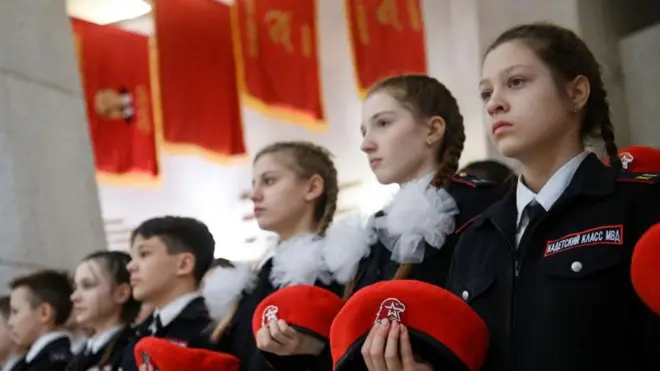 Российские подростки на церемонии вступления в патриотическое кадетское движение Молодежной армии в главном зале Музея Сталинградской битвы в Волгограде 25 января 2023 года