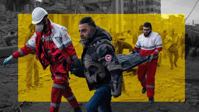 तेहरान के एक चौक पर हवाई हमले में मारे गए एक व्यक्ति का शव ले जाते राहतकर्मी