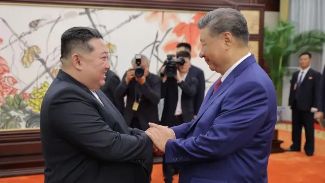 손을 맞잡은 김정은과 시진핑