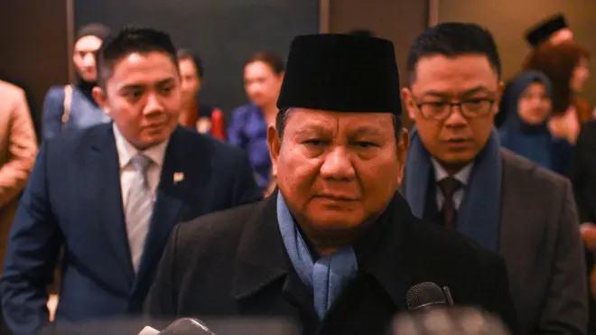 Presiden Prabowo Subianto (tengah) didampingi Menlu Sugiono (kanan) dan Sekretaris Kabinet Teddy Indra Wijaya (kiri) memberikan keterangan kepada wartawan di Washington DC, Amerika Serikat, Sabtu (21/01).