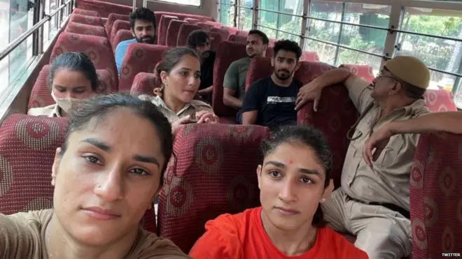 జర్నలిస్ట్ మన్‌దీప్ పునియా ట్వీట్ చేసిన చిత్రంలో వినేశ్, సంగీత సీరియస్‌గా కనిపిస్తున్నారు. 