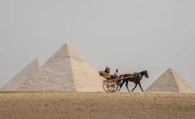 이집트가 4500년 전 세운 피라미드의 외벽을 화강암으로 재포장하는 공사를 진행해 논란이 일고 있다