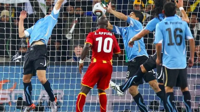 Luis Suarez yateye n'amaboko umupira wari ugiye kwinjira mu rukino hagati ya Uruguay na Ghana mu 2010