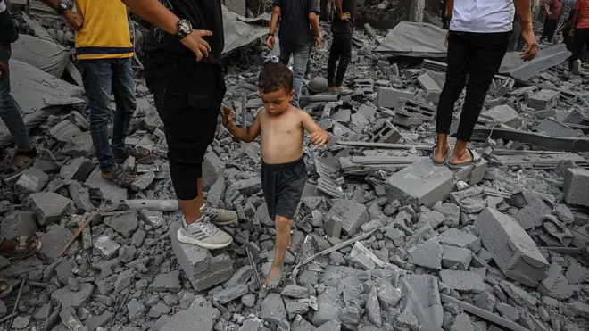 Un niño caminando entre los escombros después de que Israel atacara la zona cercana al cruce de Abbas, en el oeste de la Ciudad de Gaza, este viernes 8 de agosto de 2025.