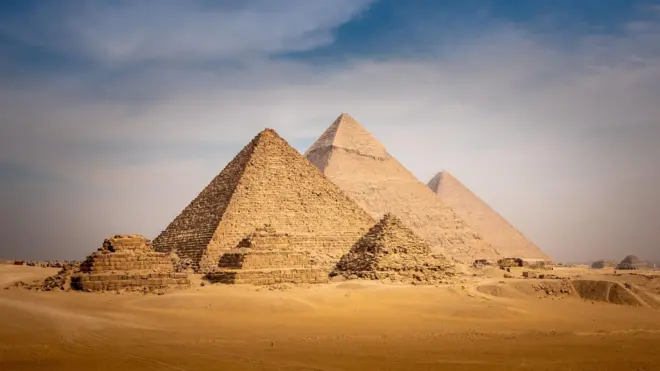 Vista panorâmica da grande pirâmide de Gizé, no Egito