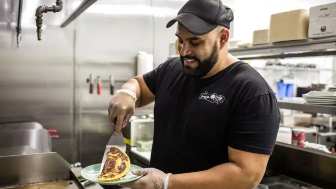 Alejandro Osorio, propietario del restaurante colombiano Arepa Lady en Nueva York, en una imagen de archivo de 2018.