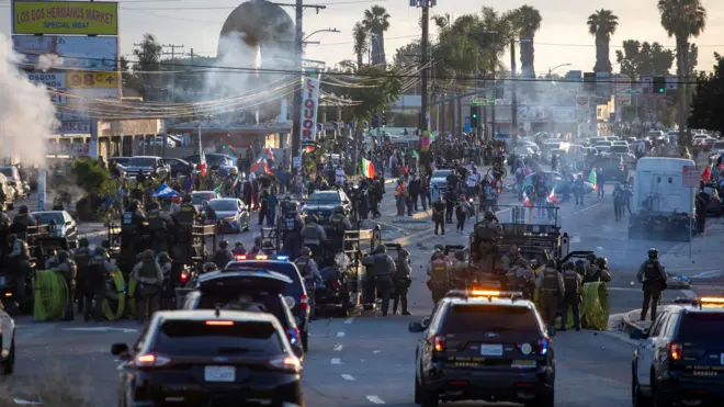 اشتباك بين قوات إنفاذ القانون مع محتجين ضد عمليات الدهم لمكافحة الهجرة غير الشرعية في لوس أنجلوس